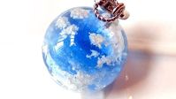 Remember Popokuro? This is the Japanese crafter who does really clever tutorials using UV resin. This blue sky and cloud ball pendant tu...