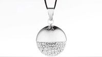 Ce Bola de grossesse en argent 925 est décoré de cristaux Swarovski, un mariage parfait pour apporter une touche de glamour au bijou de grossesse. Bola Swarovski, Cache Coeur, 55 € sur cachecoeurlingerie.com