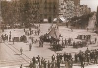 LA HUELGA REVOLUCIONARIA DE 1934: el gobierno sacó al ejército a las calles declarando el estado de guerra. En la fotografía, un puesto del ejército compuesto por unidades de artillería en la confluencia de la avenida del marqués del Turia y Germanías.
