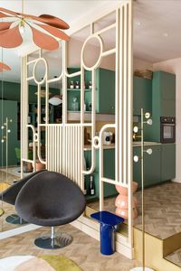 Installée pour séparer la cuisine de l'entrée, la claustra joue le même rôle qu'une verrière dans les bureaux d'Emilie Daudin. Retrouvez tous les détails de ce projet sur www.plum-living.com