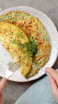 Si tu aimes autant les recettes de soufflés que les recettes d’omelettes alors tu vas certainement craquer pour la recette de notre omelette soufflée. Riche en fromage et dotée d’une texture aérée, autant te dire qu’il est très difficile d’y résister. Notre omelette soufflée est une idée de brunch géniale et elle passe aussi bien pour un déjeuner rapide.