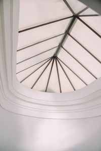 Verrière dans l'entrée du cofondateur de l'Appartement Parisien Romain Lazurowicz - The Socialite Family #verrière #highceilings #entrance #entrée #light