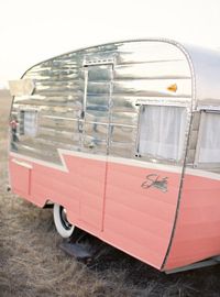 Juste pour le plaisir de voir de belles choses, j’ai décidé de faire une petite recherche sur les plus charmantes roulottes. Un peu comme dans mon article sur les Westfalia, regarder ces photos donnent extrêmement le goût de partir sur la route. Je t’invite aussi à consulter l’article de Mandi Gubler qui a transformé en 4 …