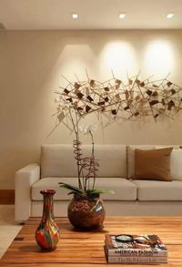 57. Sala de estar decorada com cor camurça na parede – Foto: Blogo Reciclar e Decorar #corcamurça #corcamurçaparede #corcamurçaparedesala