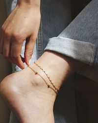 Associer plusieurs bracelets de cheville pour un look tendance