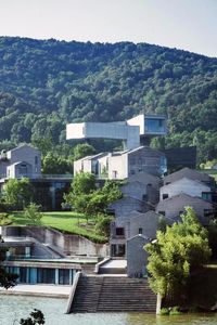 The Sifang Hotel Nanjing offers a unique stay experience in the green sanctuary of Lao Shan National Forest Park, which is a destination in itself. Architecture and art lovers will be able to visit the Sifang Art Museum and appreciate the architectural collection of uniquely designed villas that bear the artistic hallmarks of 24 world-renowned and local architects, including Arata Isozaki, Steven Holl, Kazuyo Sejima, Ettore Sottsass, and Wang Shu, the first Chinese winner of the Pritzker Prize.