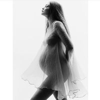 ellegermany Supermodel Gigi Hadid zeigt sich erstmals mit Babybauch auf ihrem Instagram-Account – und sieht umwerfend schön auf den Bildern aus! Bis jetzt hat die 25-Jährige wenig Wind um ihre Schwangerschaft gemacht und sich eher aus der der Öffentlichkeit zurückgezogen. Jetzt schreibt sie unter eins der Bilder: Growin’ an Angel. Herzlichen Glückwunsch, Gigi Hadid! 👼