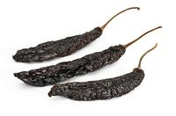 Le Pasilla (également appelé chili negro) est en réalité la forme séchée du piment Chilaca. Le Chilaca est un piment mexicain populaire qui peut mesurer plus 15 cm. C’est un piment à la peau épaisse qui passe de la couleur verte à une teinte brun foncé. Les Chilaca ce mesurent entre 1.500 à 3.000 unités. Le goût est semblable à celui du raisin, doux avec des notes de cacao et même un peu de baies. Il est légèrement plus chaud et plus terreux que le piment Ancho, mais pas aussi sucré.