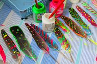 DIY des plumes colorées » croquelavieenrose.fr - La petite vie en rose d'Anouk, Maïa et Azia.