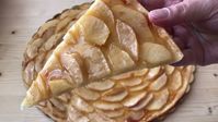 LA PIZZA DI MELE E MARMELLATA - "La mia pizza veloce di mele che tanto adoriamo a casa. Il dolce dell'ultimo momento con solo un paio di ingredienti e tanto buona per chi, come noi, adora i dolci con le mele. Non troppo dolce, profumata ed appagante". Video di IL QUADERNO DELLE RICETTE di Anna.
