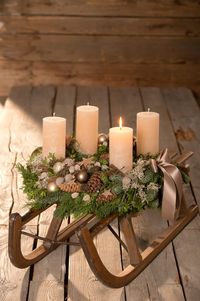 Kerzen, Platanenzapfen, Eichenmoss, Baumkugeln, Satinband, Buchsbaum, Kieferzapfen, Lebensbaum, Zimtstange, Douglasiezapfen, Edeltanne, Bergkieferzapfen (Heft: November 2015) Foto © Uzwei/U. Glasemann