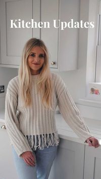 This Essex Girl ✨ Harriet on Instagram: "🏡 Kitchen updates ✨ Sharing a few of the changes we made to the kitchen in the first weeks! We made some subtle tweaks to the existing kitchen to make it more our style. Next on the agenda is to save up and add accessories and pretty things! #myhomejoys #newbuildhome #newbuildjourney #newbuilduk #newbuildsofinstagram #homeblogger #homebloggersuk #interiorandhome #homeinterior #countryliving #kitcheninspo #kitchenisland #countrykitchen #countryliving #