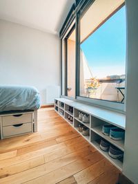 Transformation et aménagement de cette chambre au mur en brique. De la conception aux travaux de ce petit appartement / studio en région parisienne. armoire IKEA PAX noir, parquet clair, decoration, 2019, 2020, paris, Leroy Merlin, construction, inspiration, terrasse, bois, tête de lit, architecte, 30m2, chantier, renovation, coup de coeur, fonctionnel, optimisé, bedroom, bed, briquette, light, white, blanc, baie vitrée, led, lumière, accès extérieur, placard, rangement, rangement sous lit