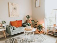 sala pequena de apartamento alugado decorada com vasos de planta