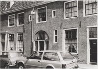1982: Proveniers huisjes aan het Nieuwe Kerksplein 13 en 15.