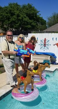 Kentucky Derby do-it-yourself horse race for your swimming pool.