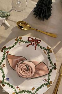 Giv din borddækning til juleaften eller til en hyggelig julemiddag et elegant udtryk med denne foldeteknik til dine stofservietter. Det er supernemt og tager ingen tid, men gør en stor forskel på julebordet. #jul #borddækning #royalcopenhagen #julebord #stofserviet #julen2021 #christmasdecor #tablesetting #christmastable #napkinfolding #napkins #DIY #diyguide #christmasdiy #christmasidea