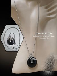 Lange damesketting zilverkleurig met prachtige zwarte hanger