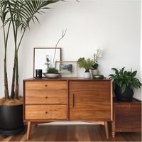 I love the wood accents of everything here and the greenery. I think that is always a very nice combo.