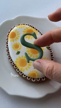 manubiscottidecorati on Instagram: S is for Sunflowers 🌻🌻🌻 To remove the transfers from the acetate without breakage, place a transfer near the edge of your work surface, and…