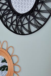 Pour trouver un canapé, une table basse ou un fauteuil pour son salon, c’est sûr que l’on ne manque pas de choix dans le commerce… mais parfois, compliqué de trouver l’objet parfait pour compléter la déco du salon ! Avec nos tutos DIY, créez des meubles et des objets de décoration originaux et tendance tout en limitant les coûts. Retrouvez tous nos tutoriels sur leroymerlin.fr !