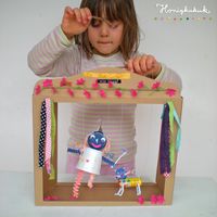 Das kleine Theater wurde als Geburtstagsgeschenk für eine kleine Freundin gebastelt. Aus allem, was wir so zu Hause hatten: Karton, Plastikdeckel, Papierschnipsel, Joghurtbecher, Verpackungen und Stoffreste… Das schöne an diesem Projekt: alles ist erlaubt und der Fantasie sind keine Grenzen gesetzt! So ein Theater kann immer weiter ergänzt werden mit verschiedenen Puppen oder Marionetten, Hintergründen, Requisiten… #stayathome #puppentheater #marionetten #upcyclingfürkinder #bastelnmitkindern