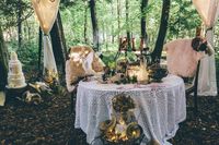 This woodsy bohemian wedding illustrates one of the more unusual 2018 wedding trends. Having your wedding in a gorgeous woodland setting doesn’t mean sacrificing comfort or elegance.