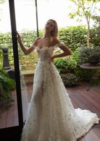 Para 2021, Neta Dover traz-nos uma coleção de vestidos sublime e única para brilhares mais do que nunca. Tecidos vaporosos, decotes pronunciados e texturas únicas dão vida a uma coleção exclusiva e cheia de encanto. Inspira-te com esta galeria! #casamento #noiva #look #modanupcial #vestido #sapatos #tendência2021 #inspiração #netadover #casamentospt