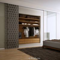 Armario a medida de madera con puertas correderas