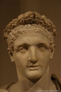 empereur Domitien. Domitien Titus Flavius Domitianus (24 octobre 51 - 18 septembre 96) : Fils de Vespasien et frère de Titus. Vespasien préféra Titus pour lui succéder. A la mort de Titus, Domitien devint empereur. Domitien se trouve à Rome en décembre 69, lors de la prise de la ville par l'allié de son père, Marcus Antonius Primus. Durant la bataille de rues que les soldats de ce général doivent mener pour éliminer les partisans de Vitellius, il manque de peu d'être brûlé vif dans l'incendie