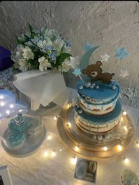 Tarta bebe y petit four mesa clienta