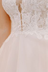 Leni zeichnet sich durch eine zeitlos romantische Spitze aus, die das transparente Oberteil und die Ärmelchen ziert und fließend in den märchenhaften Rock verläuft, der das elegante Design komplettiert. 💫Mit dem Nude-Tüll im Rock hat dieses Traumkleid eine ganz bespondere Farbe, was es so besonders macht. Gerne können wir auch noch Ärmelchen aus Chantillyspitze hinzufügen oder die Farbe des Kleides ändern 💓