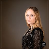 Le temps de cette séance à Saint Maur des Fossés dans le Val de Marne, nous avons également réalisé des photos dans des styles plus décontractés pour illustrer ses projets personnels.