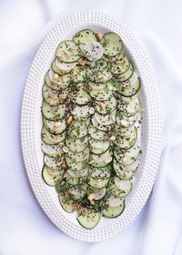 Ensalada de pepino y nabo blanco estilo Thai, fresca y crujiente.
