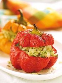 Baked peppers with rice and pesto - I Peperoni al forno con riso e pesto sono un piatto unico davvero equilibrato, saporito e anche molto facile da preparare. I vostri ospiti li adoreranno. #peperonialriso