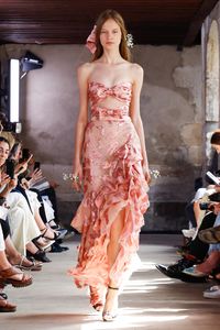 Veja todos os looks do primeiro show da grife na Cidade Luz