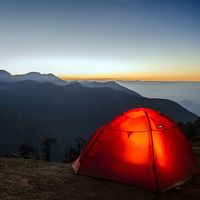 Campsite etiquette may sound a tad oxymoronic. Do you really need to mind your manners when you’re rolling around in the dirt? The short answer is yes. Campsite etiquette isn’t so much about properly identifying the fish fork and keeping your elbows off the table. It’s about being kind to the environment and considerate of your camping neighbors.