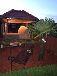 Ein Holzbackofen mit indirekter Befeuerung von Holzofenwelt im Garten eines überglücklichen Kunden. Der Holzbackofen wurde in eine kleine Außenküche integriert.