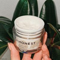 The cooling, Hyaluronic Acid infused face cream your thirsty skin craves. Made with 2 sizes of Hyaluronic Acid, Squalane, and Jojoba Esters. Works for all skin types. "This formula is super bouncy + mostly water! It gives me so much moisture." -Jessica Alba, Honest Founder