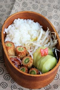Bento chikuwa-asperge et pousse de soja en salade .... Chikuwa ? c'est le surimi à la Japonaise !