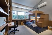 Os adolescentes adoram receber a visita de amigos em casa, seja para conversar um pouco, ajudar nas tarefas escolares ou simplesmente assistir a um filme. Sabendo disso, você pode reservar um cantinho específico para visitas no quarto do adolescente, que pode ser desde uma cama extra até um sofá-cama ou uma bicama. O principal é garantir que ele se sinta confortável para receber convidados em casa e que as visitas tenham um local adequado para dormirem.