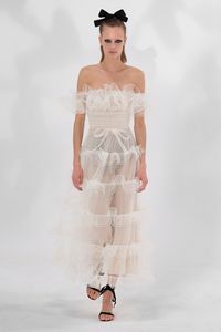 Aunque el diseñador ha bajado el volumen para la primavera/verano 2021, su colección sigue llena de inspiración para novias e invitadas