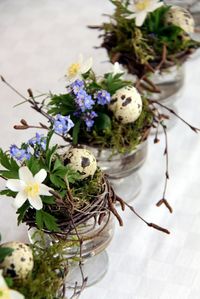 ostertischdeko moos wachteleier blumen