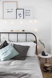 Cute bedroomstyling with a few accesories and a lightstring