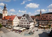 Blick auf den Vorstadtplatz in Nagold mit der Alten Post und einer der Einkaufsstraßen
