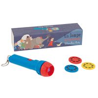 Pour développer l'imagination de vos enfants, cette lampe torche de poche de Moulin Roty comprend trois disques à emboîter pour projeter des images sur le plafond ou sur le mur de la chambre. Chacun des disques, raconte une histoire en couleur. A vous et vos enfants de vous raconter ces histoires à partir des enchaînements d'images. Cette petite lampe, facile à emporter, rentrera très vite dans le rituel de coucher de votre enfant.