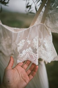 Vestido de novia estilo romántico con volantes con encaje