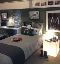 Camera di un ragazzo - Comodino luminoso per arredare la camera da letto di un ragazzo.