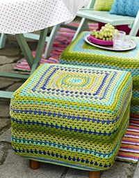 Cute granny Square stool cover. I wish the pattern was in English though. From: Hæklet betræk til fodskammel @ http://www.hendesverden.dk/handarbejde/hakling/Haklet-betrak-til-fodskammel/#