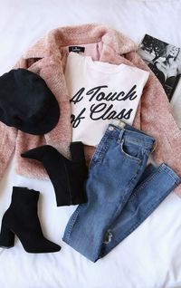 Fall outfit | Street style | Pink coat | Jeans | Boots | Pet | Inspiration | More on Fashionchick
